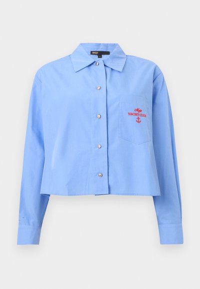 Ανοιχτό μπλε κοντό πουκάμισο με γιακά, μακριά μανίκια, μπροστινή τσέπη κεντημένη με το λογότυπο "Maje Yacht Club" και έναν κόκκινο άγκυρα.