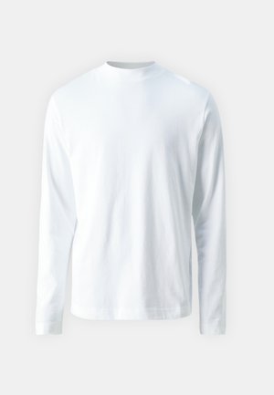 Prosty biały longsleeve z okrągłym dekoltem i prostym dołem, prezentowany na neutralnym jasnoszarym tle.