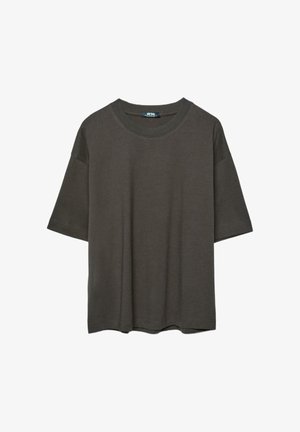 Übergroßes dunkelgraues T-Shirt mit kurzen Ärmeln, Rundhalsausschnitt und sichtbarem Markenetikett im inneren Kragen, flach auf weißem Hintergrund liegend.