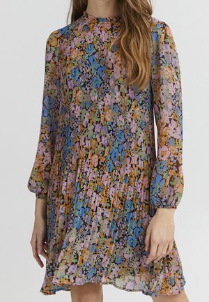 Vestido de estampado floral con diseño plisado, que presenta mangas largas y un cuello alto. Los colores incluyen rosa, azul, verde y naranja sobre un material transparente.