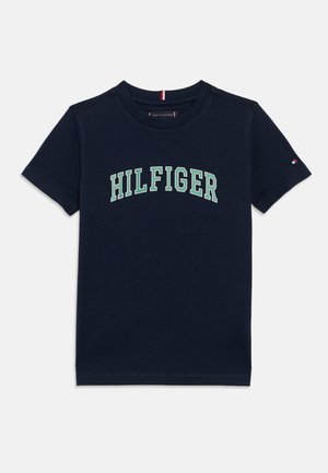 Tmavě modré bavlněné tričko s krátkými rukávy, na přední straně s velkým nápisem "HILFIGER" v zelených písmenech a malým detailem vlajky na rukávu.