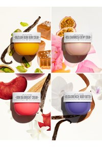 Vier potten Sol de Janeiro-crème in geel, roze, koraal en paars, elk omringd door ingrediënten zoals vanille, karamel, passievrucht en bloemen.