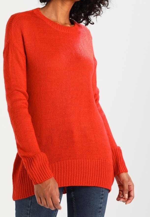 Červený pletený svetr s kulatým výstřihem, žebrovaným lemem a manžetami a volným střihem, s texturovanou látkou a dlouhým střihem.