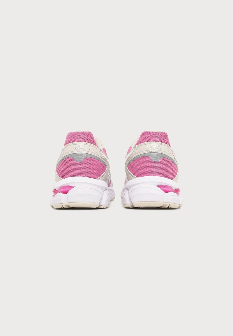 Paar rosa-weiße Sportschuhe, von hinten gesehen, mit Mesh-Gewebe und dicken weißen Sohlen mit rosa Akzenten.