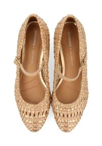 Zapatos trenzados de color marrón claro con punta redonda y una delgada correa en el tobillo, que cuentan con un forro interior suave y acentos metálicos para un detalle adicional.