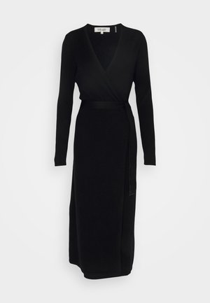 Must mustriga mustrivt, pehmest kangast, sügava V-kaelusega ja pikkade varrukatega, vöökoha sidumisega ja sirge lõikega, mis ulatub keskmise säärmeni.