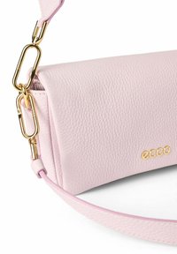 Rosa läderhandväska med en texturerad yta, med detaljer i guldtonad kedja och remmar, rektangulär form och präglad logotyp.
