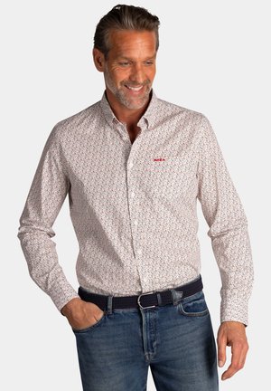 Gestreepte overhemden in het wit met kleine rode en blauwe bloemenprints, lange mouwen en een standaardkraag, gecombineerd met blauwe jeans en een marineblauwe riem.