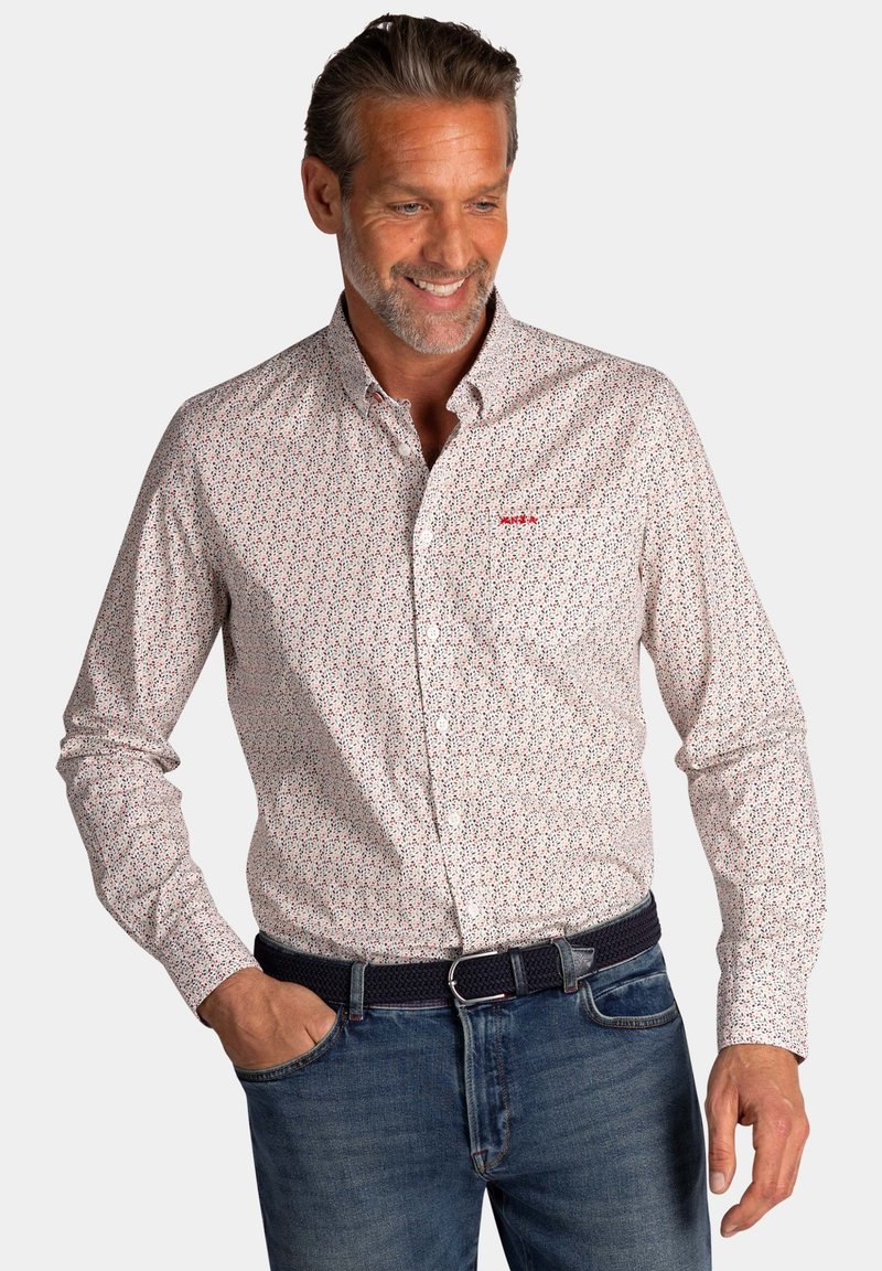 Gestreepte overhemden in het wit met kleine rode en blauwe bloemenprints, lange mouwen en een standaardkraag, gecombineerd met blauwe jeans en een marineblauwe riem.