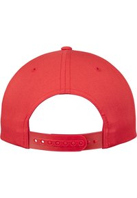 Rode baseballpet met een gladde stoftextuur, voorzien van een kunststof verstelband aan de achterkant en een rond top met een knoop.