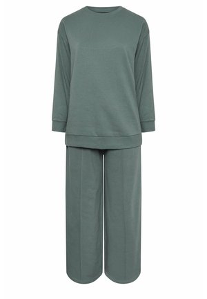 Felpa verde oliva a maniche lunghe con scollo rotondo e design dritto, abbinata a pantaloni della tuta a gamba larga caratterizzati da una texture liscia.