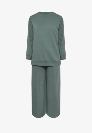 Felpa verde oliva a maniche lunghe con scollo rotondo e design dritto, abbinata a pantaloni della tuta a gamba larga caratterizzati da una texture liscia.