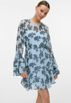 Lysblå kjole lavet af gennemsigtigt stof med sorte blomsterprint, lange flagrende ærmer og justerbar talje med snor.