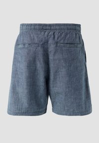 Shorts en lin bleu avec une taille élastique, dotés de deux poches arrière et d'un tissu texturé. L'ourlet est droit et décontracté.