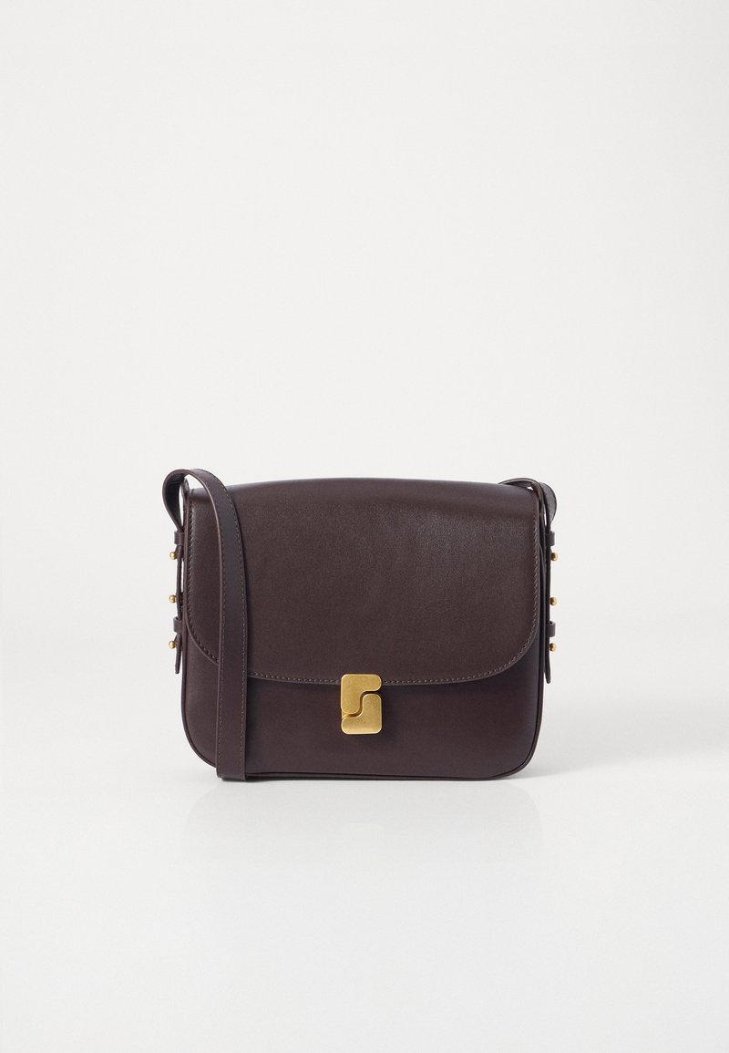 Borsa a tracolla in pelle marrone scuro con pattina, dotata di una chiusura con hardware dorato e accenti decorativi in oro sui lati. Texture liscia.