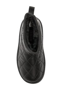 Pantofola nera trapuntata con un esterno sintetico brillante, fodera interna soffice e una linguetta a loop sul tallone per una facile calzata.