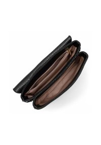 Borsetta a tracolla in pelle nera con texture, dotata di due scomparti con zip, foderata in morbido tessuto beige e con accenti in hardware dorato.