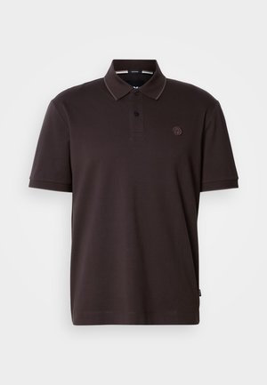 Donkerbruin kortekleed polo shirt met twee knopen, klein geborduurd logo op de borst, en een puntige kraag op een effen achtergrond.