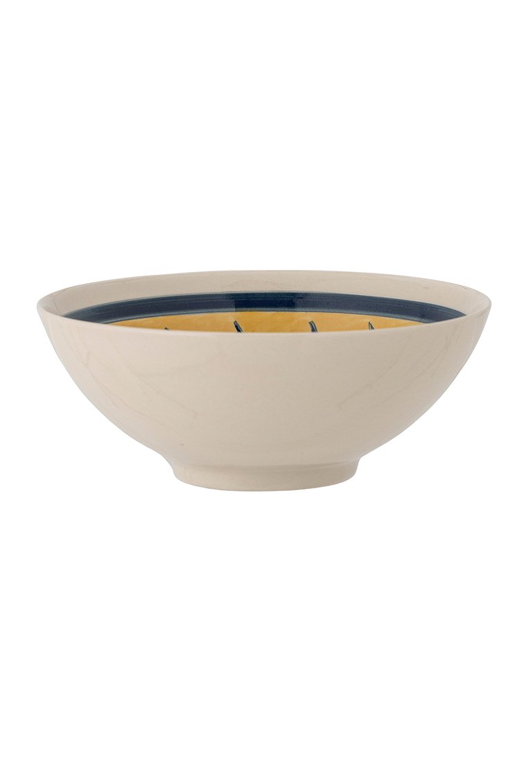 Ceramische kom met een ondiepe, brede vorm. Crème exterieur en gele binnenkant met blauwe accenten. Gladde textuur met een lichte glanzende afwerking.