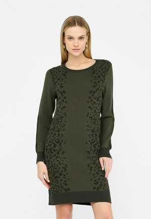 Rochie tricotată de culoare verde măsliniu, cu mâneci lungi, având imprimeu leopard negru pe laterale și mansete și tiv clarificate.