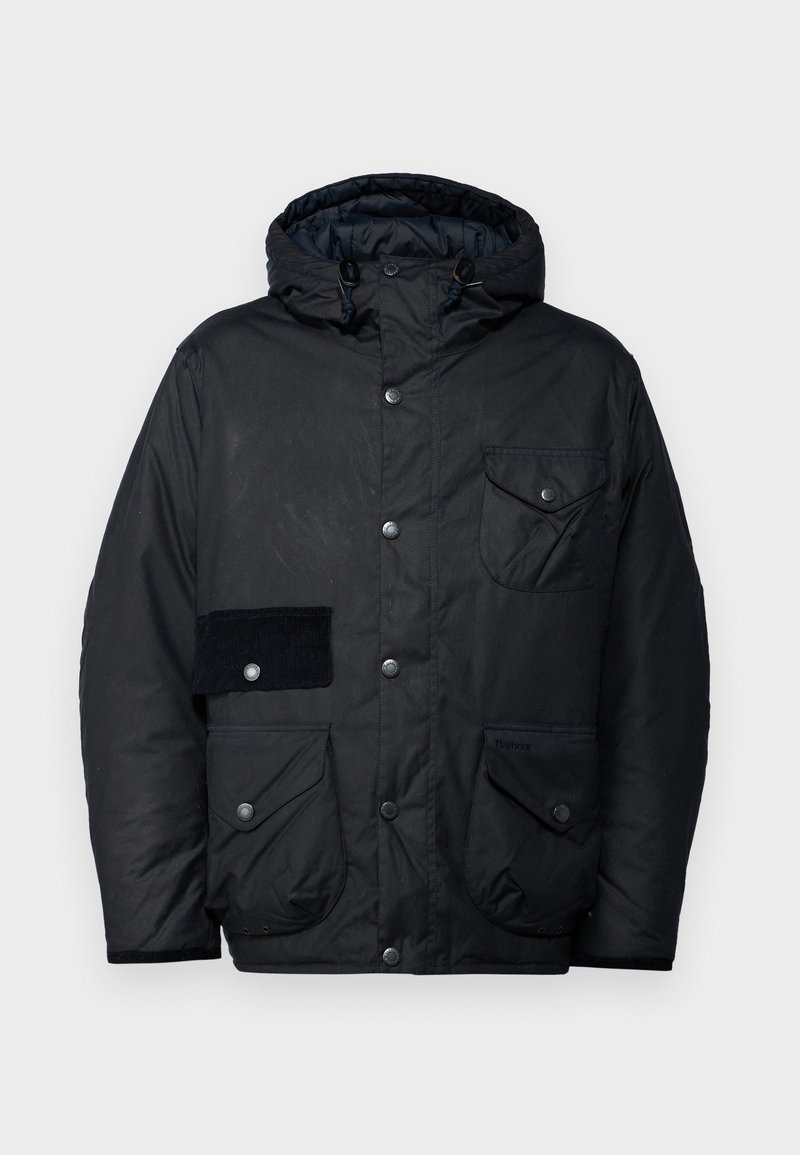 Schwarze gepolsterte Jacke mit Kapuze, Druckknöpfen, mehreren Taschen, einem Cordstoff-Patch am linken Ärmel und einem glatten Innenfutter.