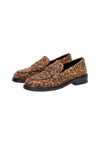 Loafers met luipaardprint in bruin en zwart suède met een gladde textuur, voorzien van een ronde neus en een lage zwarte zool.