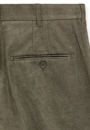 Olivgrüne Cordhosen mit strukturiertem, geripptem Muster, ausgestattet mit einer Gesäßtasche mit Knopfverschluss und einem normalen Bund.