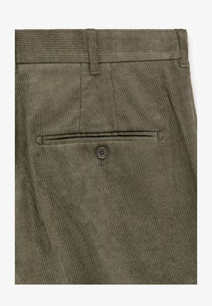 Olivgrüne Cordhosen mit strukturiertem, geripptem Muster, ausgestattet mit einer Gesäßtasche mit Knopfverschluss und einem normalen Bund.