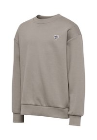 Grå sweatshirt lavet af blødt stof, med rund hals, ribbede ærmeafslutninger og en lille broderet logo på brystet. Løs pasform.