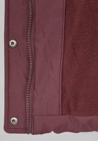 Küproõtaskaitsega burgundia värvi jakk, millel on fleece-vooder ja sile välimine kangas. Sisaldab metallesemeid ja õmbluste detaile.