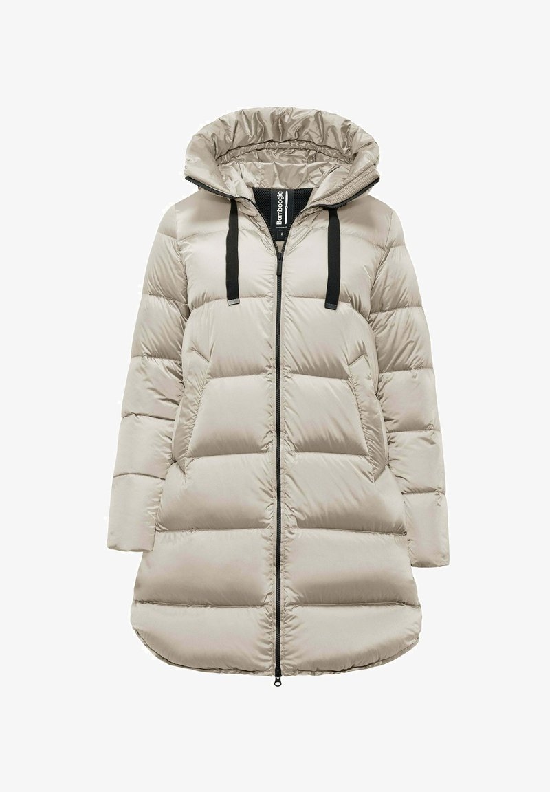 Pufferjas in lichtbeige met een capuchon. Heeft een lange vorm, gestikte textuur, voorzijde met rits en zwarte aantrekkoorden.