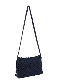 Bolso de mano tejido en navy con una correa trenzada, forma rectangular, superficie texturizada y detalle de flecos en la parte inferior. Mide aproximadamente 30 cm por 15 cm.