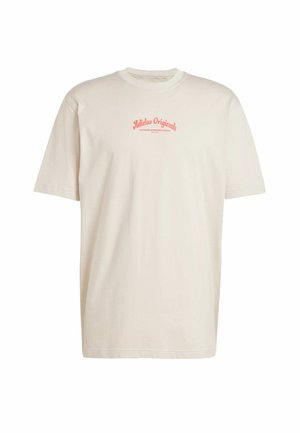 T-shirt beige in cotone con scollatura rotonda e maniche corte, con il logo "Adidas Originals" in corallo sopra la scritta "Superior Sporting Goods."
