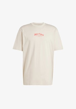 T-shirt beige in cotone con scollatura rotonda e maniche corte, con il logo "Adidas Originals" in corallo sopra la scritta "Superior Sporting Goods."