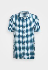 Chemise à manches courtes à boutons avec un motif en losanges bleu et blanc. Fabriquée en tissu léger avec un col standard et des boutons à l'avant.