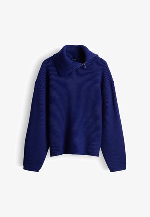 Maglione blu lavorato a maglia con collo ampio, caratterizzato da una zip e una texture a coste. Vestibilità ampia con maniche lunghe.