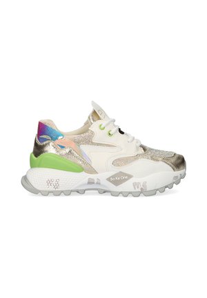 Zapatilla con una parte superior de malla blanca, acentos iridiscentes, secciones de metalizado dorado y un talón verde. Presenta una suela texturizada para mayor tracción.