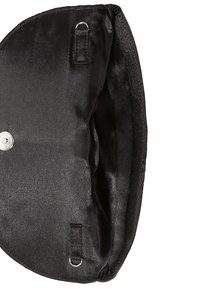 Černá saténová taška přes rameno s kulatým tvarem, vybavená stříbrným zapínáním na knoflík a dvojitými kovovými detaily. Hladká textura a minimalistický design.