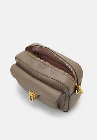 Coccinelle BEAT  - Torba preko tijela - warm taupe