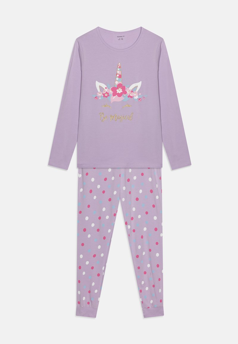 Conjunto de pijama de manga larga en color púrpura que presenta un gráfico de unicornio con acentos florales y el texto "Sé Mágico". Los pantalones tienen lunares en color rosa, azul y blanco.