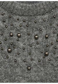 Maglione grigio a maglia con un motivo testurizzato e dettagli in rilievo. Piccole perline metalliche sono distribuite in tutto il design del tessuto.