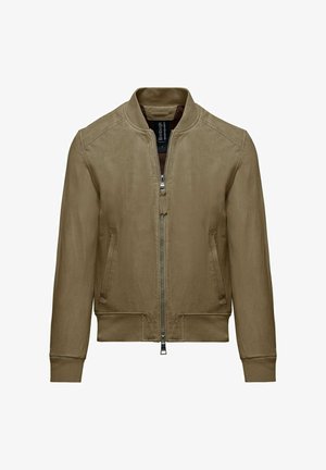 Giacca bomber verde oliva con zip frontale, polsini e colletto a coste. Tessuto liscio e strutturato con tasche laterali e dettagli di cucitura minimi.