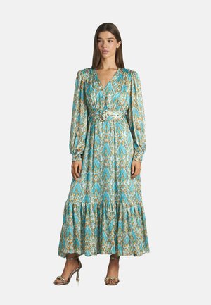 Vestido largo y fluido en turquesa con un vibrante patrón en naranja y amarillo. Presenta mangas largas, una cintura ajustada y una falda en capas.