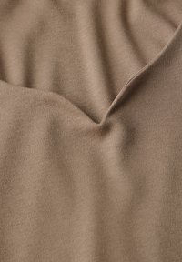 Tessuto morbido e strutturato di un caldo colore beige, caratterizzato da una caduta fluida e da una leggera lucentezza. Presenta pieghe delicate e una finitura elegante.