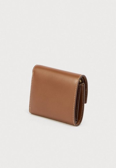 Ruskea nahkainen lompakko, jossa on valkoiset tikkausompeleet, taitettuna ja pystyasennossa yksinkertaisella vaalealla taustalla.