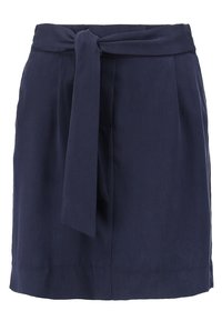 Tummansininen hame, jossa on sidottava vyö, valmistettu kevyestä kankaasta; siinä on laskokset ja suora leikkaus, joka päättyy polven ylle.