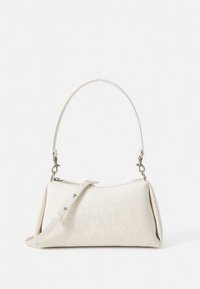 Bolsa de mão branca em couro com um padrão em relevo subtil. Apresenta uma alça curva e uma correia ajust ável. Textura suave e design minimalista.