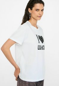 LIU JO WITH APPLIQUÉS - Trükipildiga T-särk - white