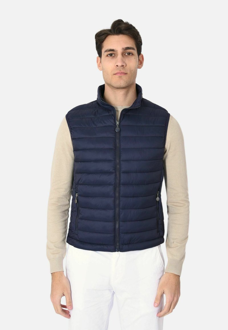 Gilet imbottito blu navy con colletto alto, chiusura frontale con zip e due tasche laterali; tessuto leggero con motivo a cuciture verticali.
