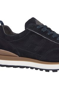 Zapatilla de ante en un azul marino oscuro con una parte superior texturizada, que presenta un prominente logo "H", cordones redondos y una suela de color marrón claro en contraste.